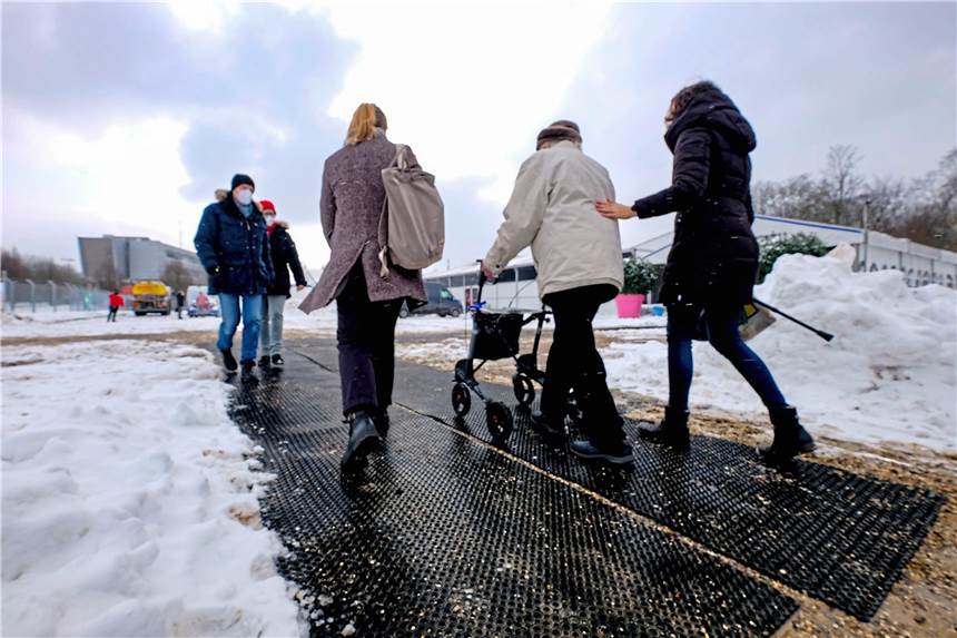 Menschen auf dem Weg zum Impfzentrum in Recklinghausen: Hier war die Schnee-Situation in der ersten Woche zum Teil schwierig.