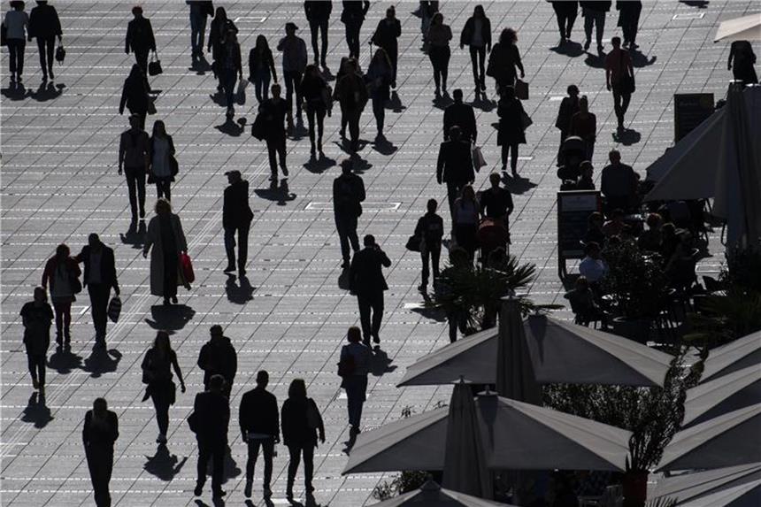 Einkommens-Ungleichheit in Deutschland so groß wie 1913 Menschen auf der Königstraße in Stuttgart: Die globale ökonomische Ungleichheit wächst laut Forscher immer weiter. Foto: Marijan Murat