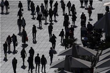 Menschen auf der Königstraße in Stuttgart: Die globale ökonomische Ungleichheit wächst laut Forscher immer weiter. Foto: Marijan Murat