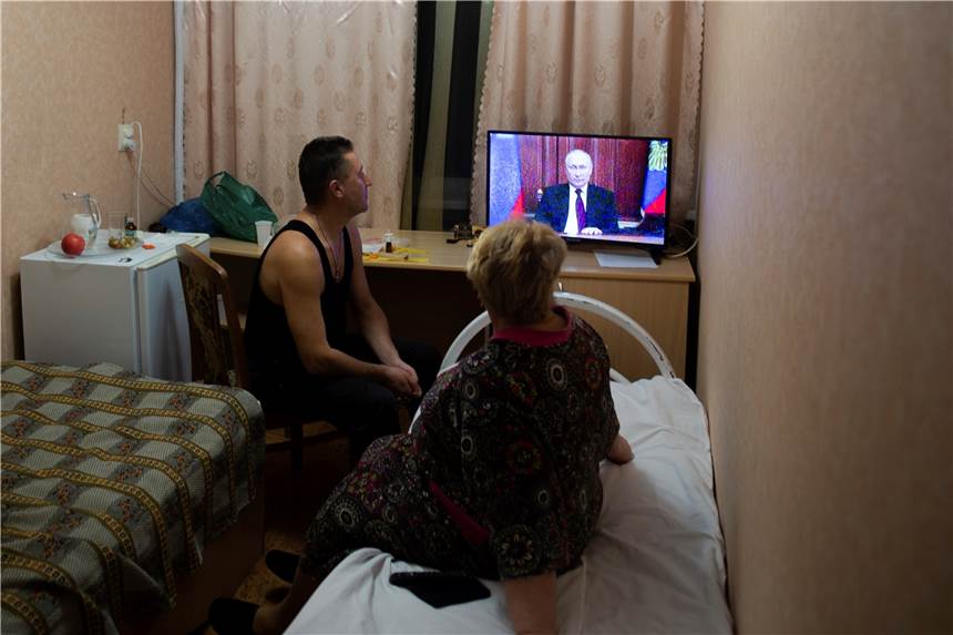 Putin stellt Staatlichkeit der Ukraine infrage - „Untrennbarer Teil russischer Geschichte“ Menschen aus den Regionen Donezk und Luhansk, dem von einer pro-russischen Separatistenregierung kontrollierten Gebiet in der Ostukraine, verfolgen die Fernsehansprache des russischen Präsidenten Putin. Putin hat bei einer Fernsehansprache die Staatlichkeit der Ukraine als Ganzes infrage gestellt. Zudem hat er die beiden Regionen Luhansk und Donezk im Osten der Ukraine als unabhängige «Volksrepubliken» anerkannt.