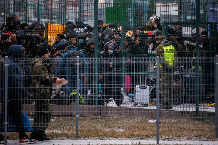 NRW bereitet sich auf Aufnahme von Ukrainern vor: Tausende freie Plätze Menschen aus der Ukraine warten am Grenzübergang hinter einem Tor auf die Einreise nach Polen.