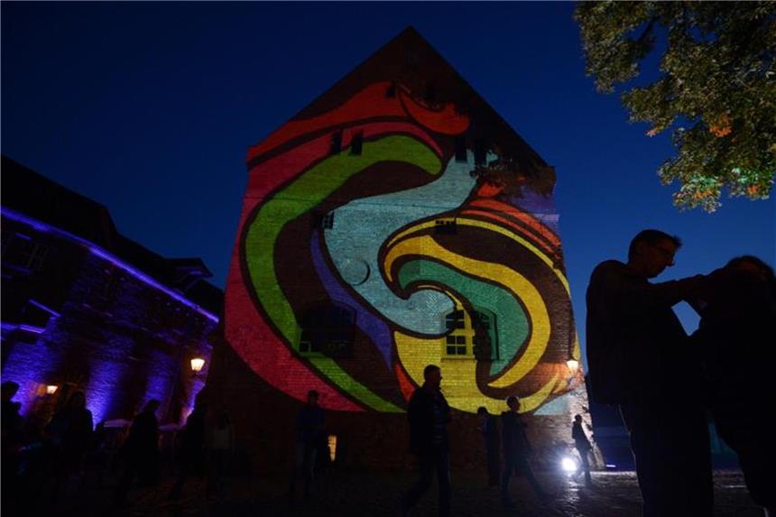 Menschen besuchen das Lichterfest auf der Zitadelle Spandau. Foto: Rainer Jensen