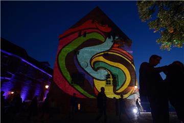 Menschen besuchen das Lichterfest auf der Zitadelle Spandau. Foto: Rainer Jensen