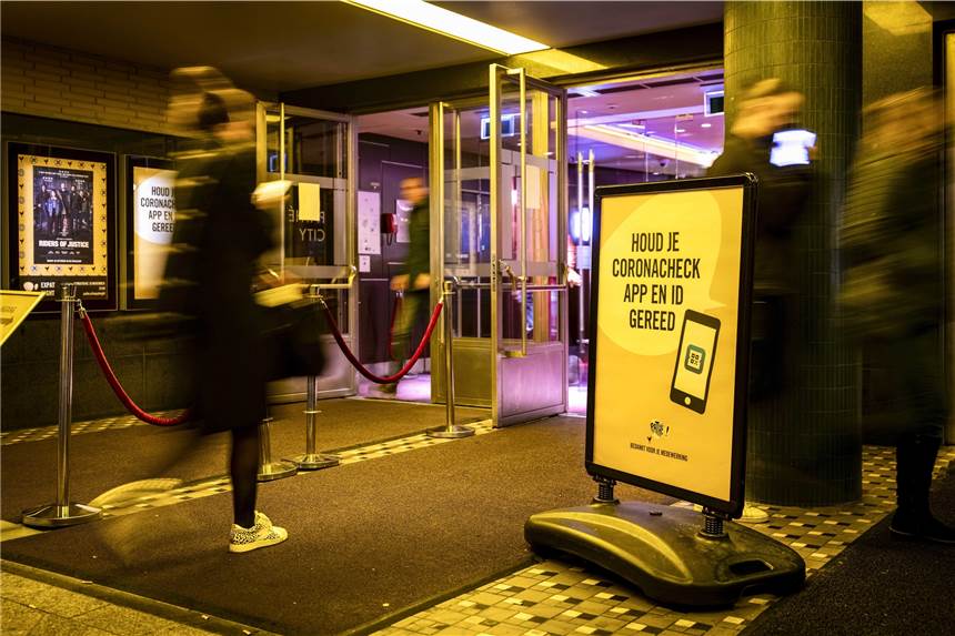 Coronavirus: Niederlande verhängen neuen Teil-Lockdown Menschen betreten das Pathe-Kino am Leidseplein. Die Niederlande steuern angesichts schnell steigender Corona-Infektions- und Patientenzahlen auf einen neuen Teil-Lockdown zu.