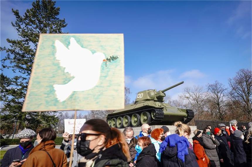 Klima, Corona, Krieg: Wie sich das Lebensgefühl verändert Menschen demonstrieren gegen die russische Invasion der Ukraine an der Gedenkstätte für die getöteten sowjetischen Soldaten im Zweiten Weltkrieg.