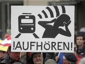 Menschen demonstrieren in Mainz gegen Lärm. Foto: Fredrik von Erichsen/Archiv