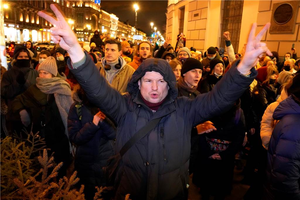 Zehn schlechte Nachrichten für Putin Menschen demonstrieren gegen den Angriff Russlands auf die Ukraine.