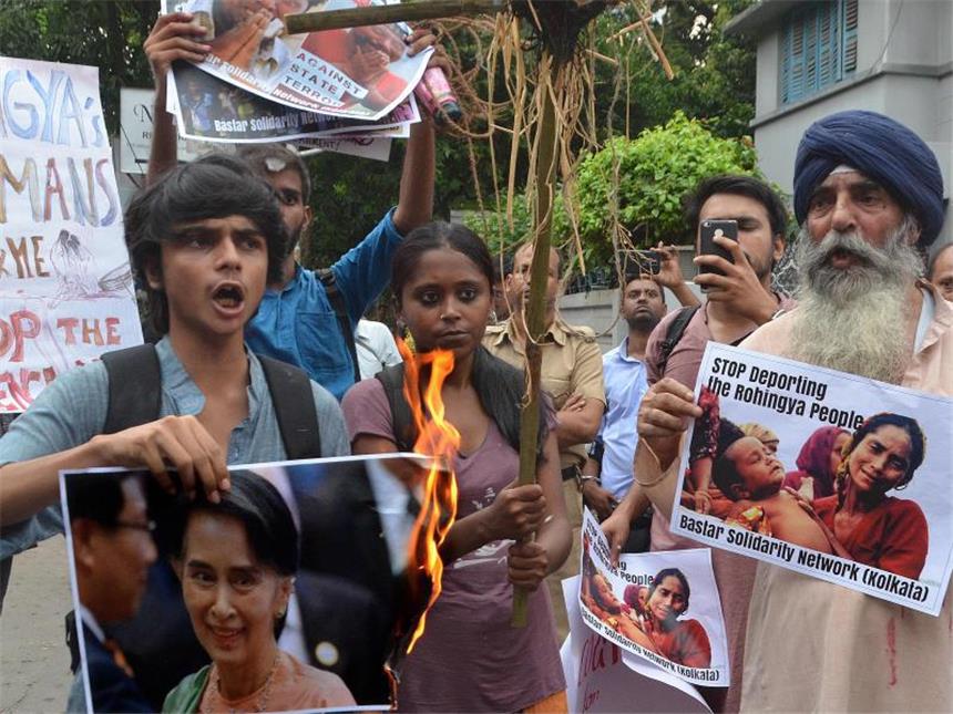 Massenflucht der Rohingyas alarmiert Hilfsorganisationen Menschen demonstrieren vor dem Konsulat Myanmars im indischen Kalkutta gegen Gewalt gegenüber den Rohingyas in Myanmar. Foto: Sandip Saha, Pacific Press via ZUMA Wire/dpa