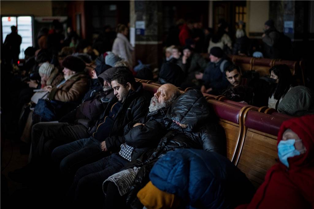 Ukrainer auf der Flucht: Es war einmal ihr Land Menschen, die versuchen, aus der Ukraine zu fliehen, schlafen in einem überfüllten Bahnhof. Der russische Militärangriff auf die Ukraine dauert nun schon den fünften Tag an und zwingt Hunderttausende Ukrainer und Ausländer in den Nachbarländern vor dem Krieg Zuflucht zu suchen.