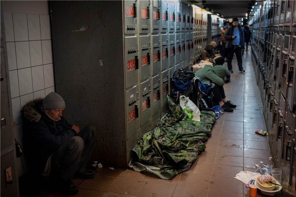 Ukrainer auf der Flucht: Es war einmal ihr Land Menschen, die versuchen, aus der Ukraine zu fliehen, warten im Bahnhof auf Züge. Der russische Militärangriff auf die Ukraine dauert den fünften Tag an und zwingt Hunderttausende Ukrainer und Ausländer in den Nachbarländern vor dem Krieg Zuflucht zu suchen.