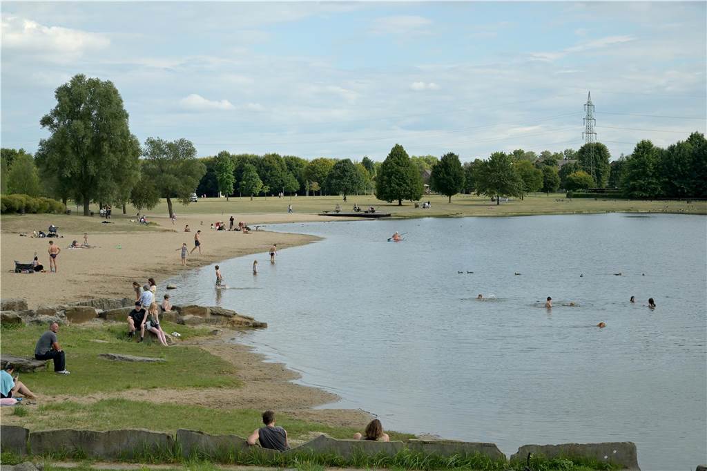 Eva-Maria Till (47) ist enttäuscht - Hunde sind im Seepark nur „geduldet“ Ein Blick auf den Horstmarer See. Einige Menschen halten sich am Strand auf oder sind im Wasser.