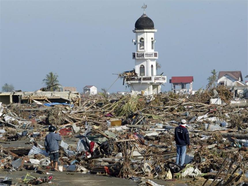 Plan-Chefin: «Wiederaufbau nach Tsunami hat gut funktioniert» Menschen durchforsten am 29. Dezember 2004 die Reste ihres völlig zerstörten Hauses in Banda Aceh. Foto: Weda