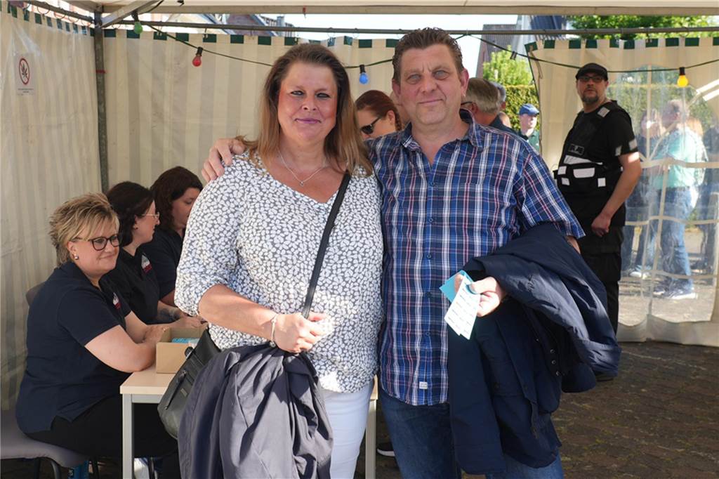 Menschen feiern den Tanz in den Mai bei der Feuerwehr in Dortmund-Bodelschwingh mit Musik, Essen und guter Stimmung.