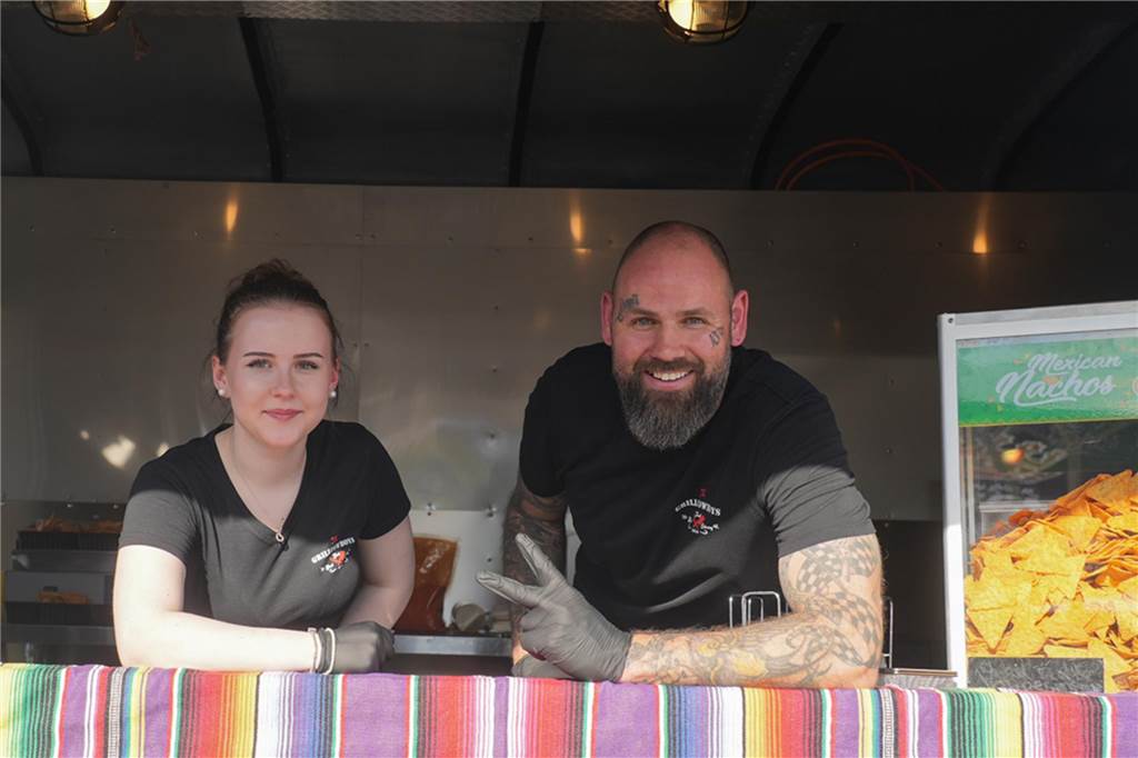 Menschen feiern den Tanz in den Mai bei der Feuerwehr in Dortmund-Bodelschwingh mit Musik, Essen und guter Stimmung.