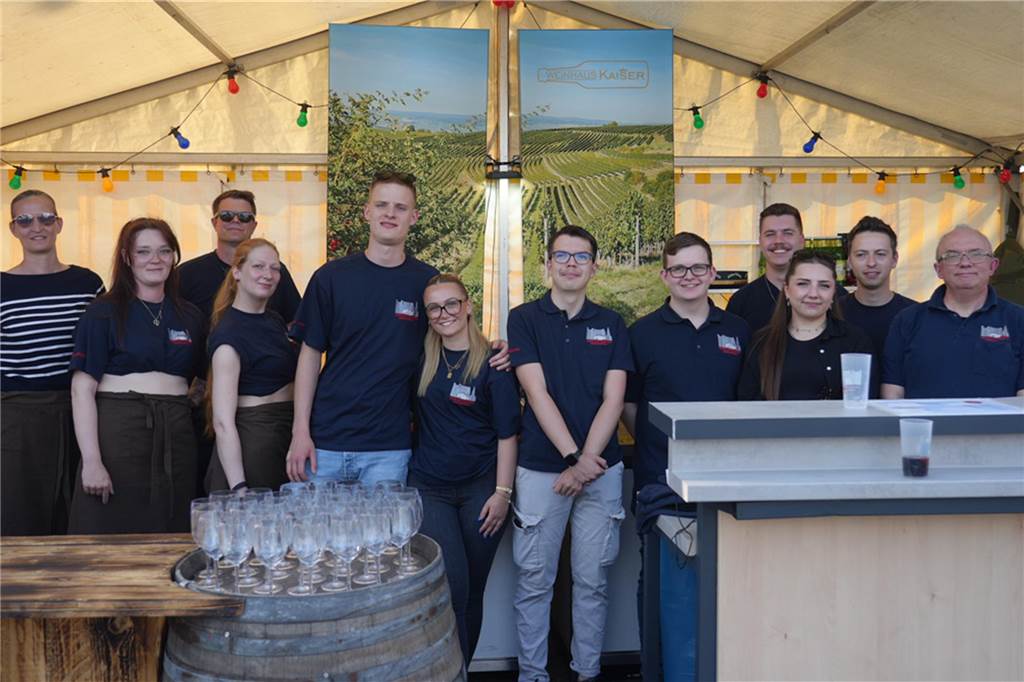 Menschen feiern den Tanz in den Mai bei der Feuerwehr in Dortmund-Bodelschwingh mit Musik, Essen und guter Stimmung.
