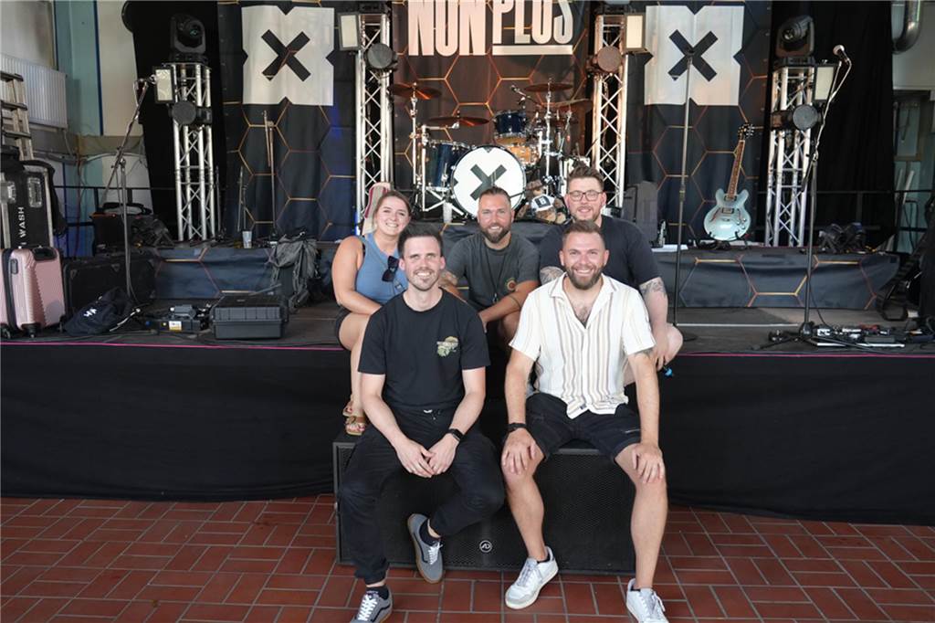 Menschen feiern den Tanz in den Mai bei der Feuerwehr in Dortmund-Bodelschwingh mit Musik, Essen und guter Stimmung.