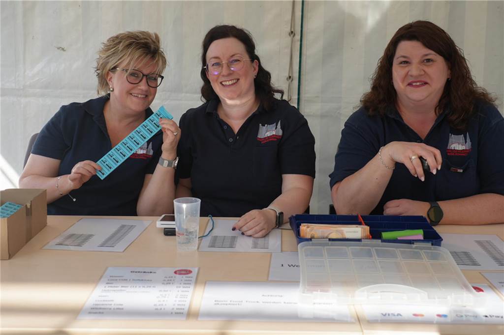 Menschen feiern den Tanz in den Mai bei der Feuerwehr in Dortmund-Bodelschwingh mit Musik, Essen und guter Stimmung.