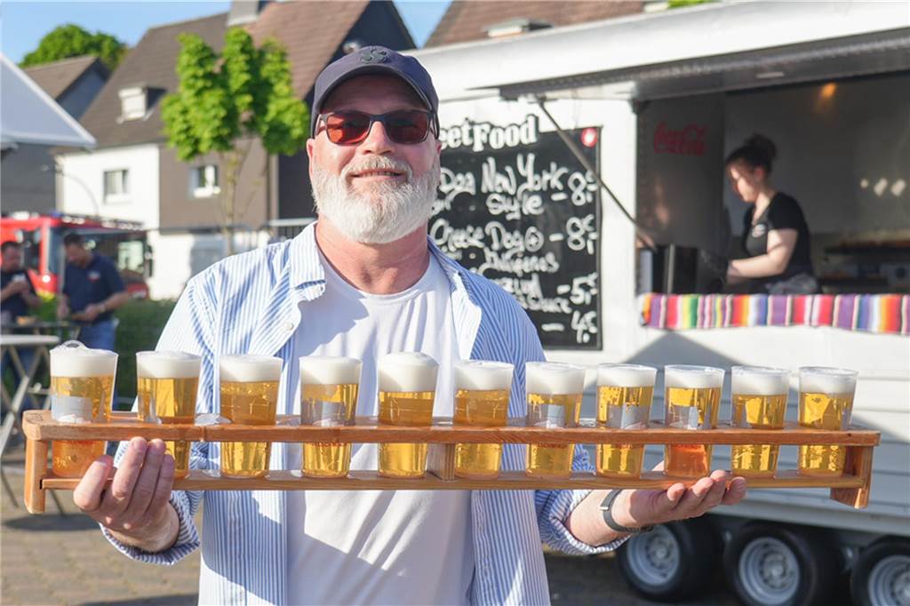 Menschen feiern den Tanz in den Mai bei der Feuerwehr in Dortmund-Bodelschwingh mit Musik, Essen und guter Stimmung.