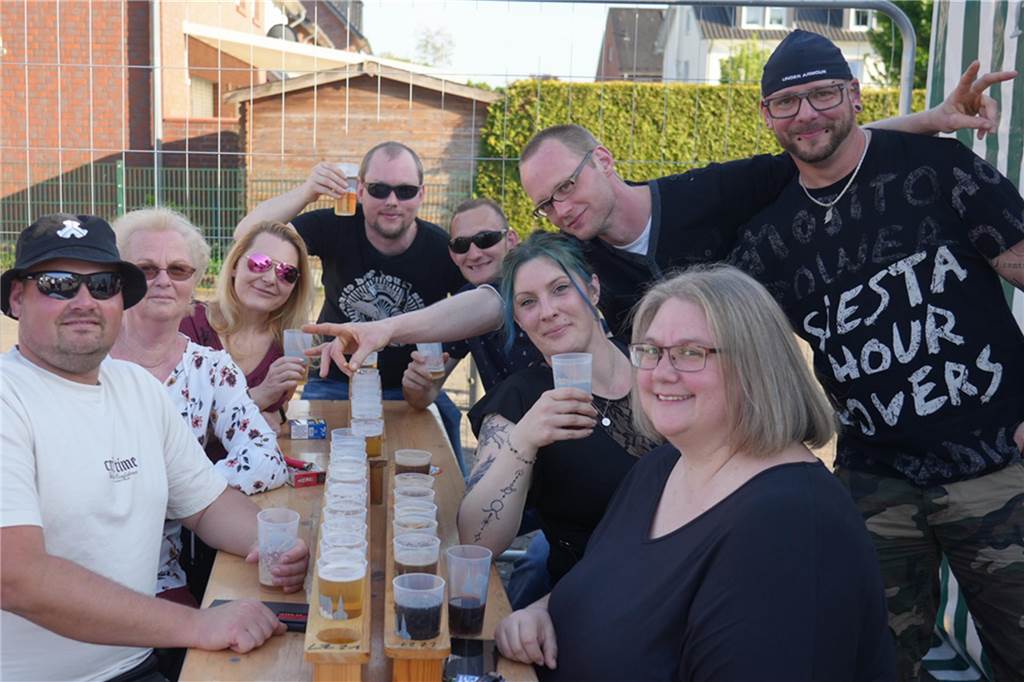 Menschen feiern den Tanz in den Mai bei der Feuerwehr in Dortmund-Bodelschwingh mit Musik, Essen und guter Stimmung.