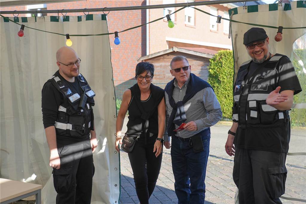 Menschen feiern den Tanz in den Mai bei der Feuerwehr in Dortmund-Bodelschwingh mit Musik, Essen und guter Stimmung.