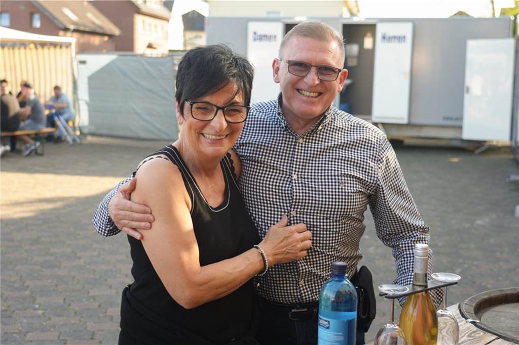 Menschen feiern den Tanz in den Mai bei der Feuerwehr in Dortmund-Bodelschwingh mit Musik, Essen und guter Stimmung.