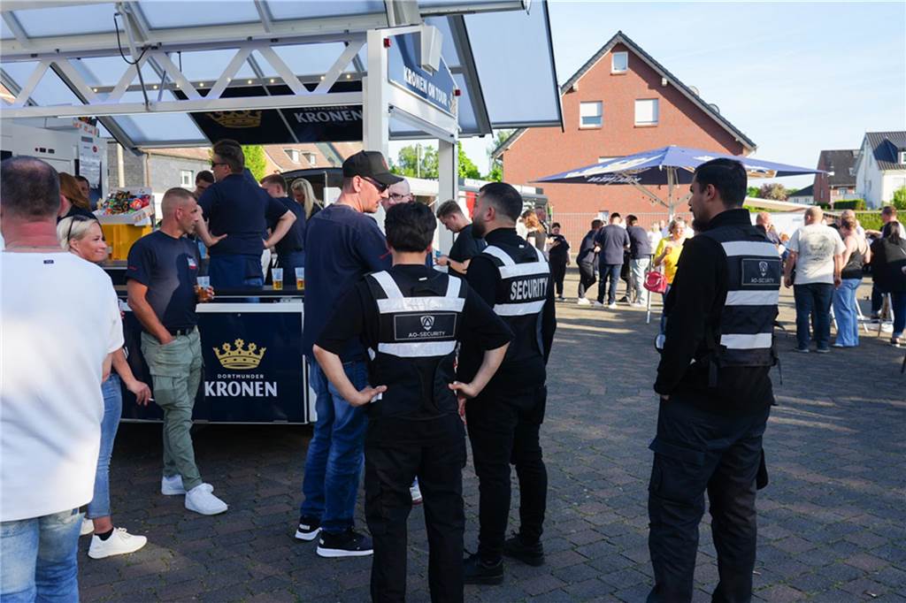 Menschen feiern den Tanz in den Mai bei der Feuerwehr in Dortmund-Bodelschwingh mit Musik, Essen und guter Stimmung.