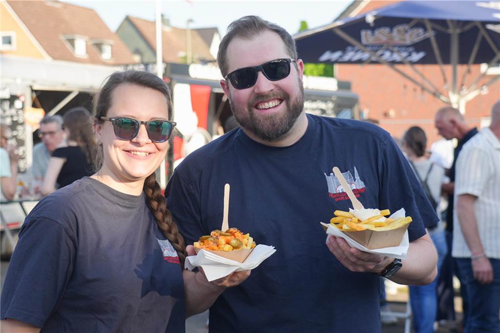 Menschen feiern den Tanz in den Mai bei der Feuerwehr in Dortmund-Bodelschwingh mit Musik, Essen und guter Stimmung.
