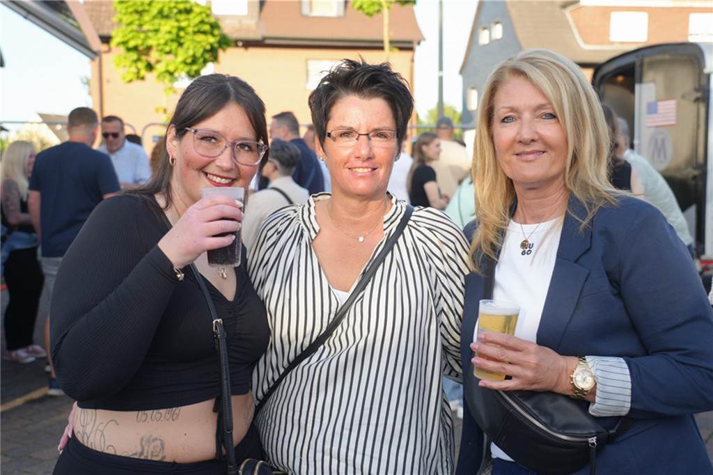 Menschen feiern den Tanz in den Mai bei der Feuerwehr in Dortmund-Bodelschwingh mit Musik, Essen und guter Stimmung.