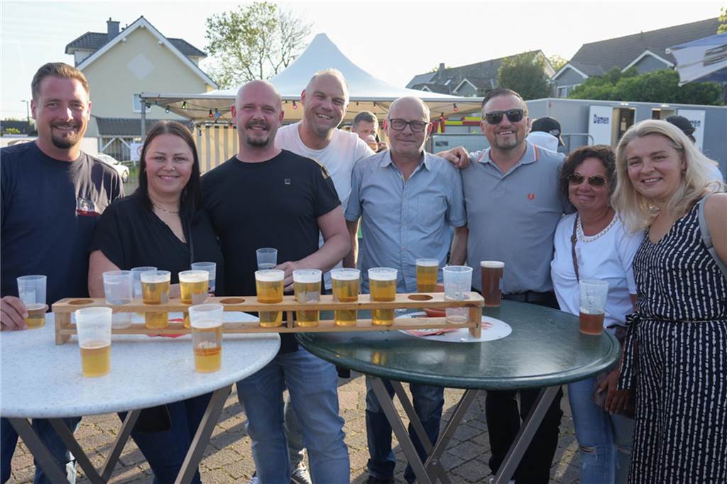 Menschen feiern den Tanz in den Mai bei der Feuerwehr in Dortmund-Bodelschwingh mit Musik, Essen und guter Stimmung.