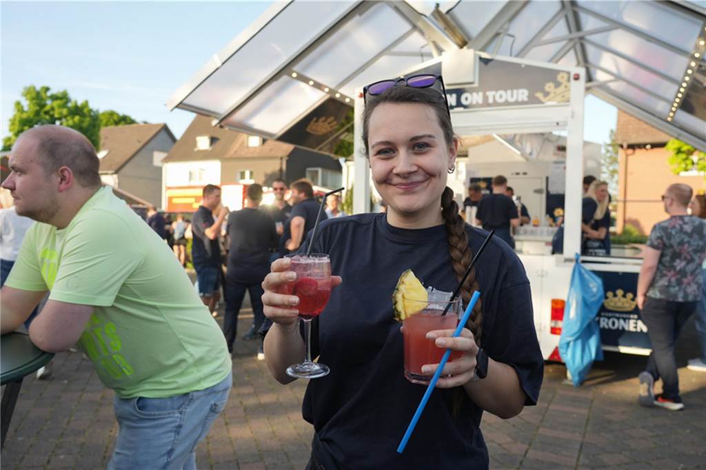Menschen feiern den Tanz in den Mai bei der Feuerwehr in Dortmund-Bodelschwingh mit Musik, Essen und guter Stimmung.