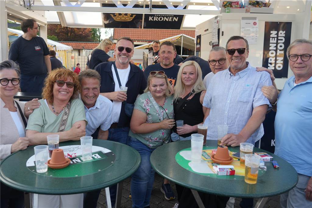 Menschen feiern den Tanz in den Mai bei der Feuerwehr in Dortmund-Bodelschwingh mit Musik, Essen und guter Stimmung.