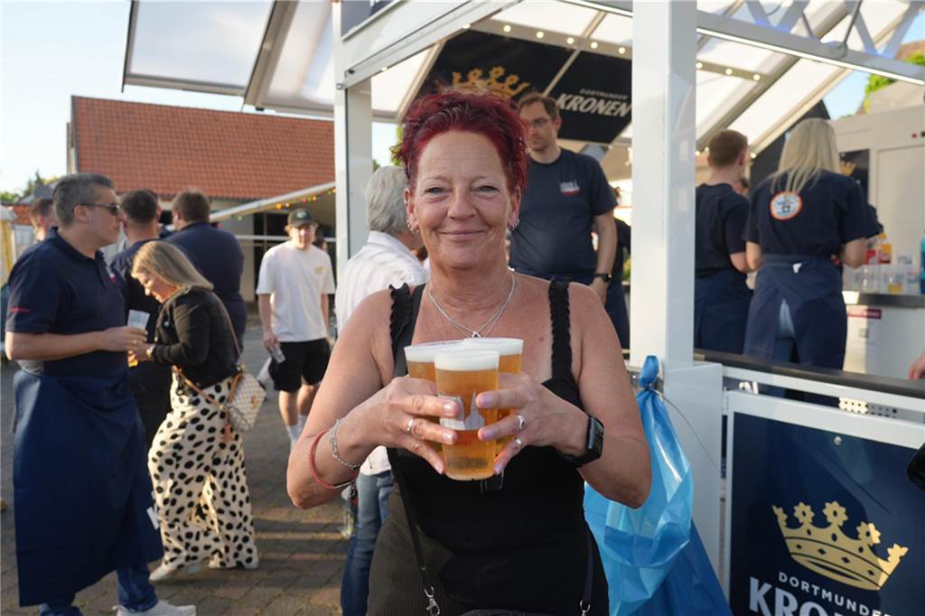Menschen feiern den Tanz in den Mai bei der Feuerwehr in Dortmund-Bodelschwingh mit Musik, Essen und guter Stimmung.