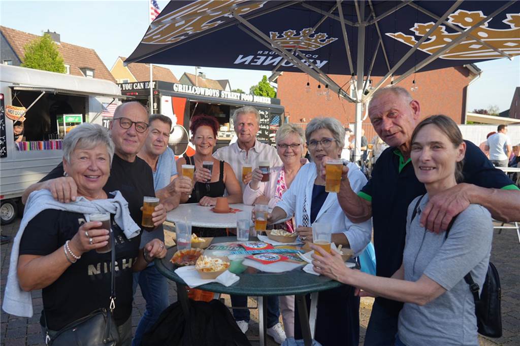 Menschen feiern den Tanz in den Mai bei der Feuerwehr in Dortmund-Bodelschwingh mit Musik, Essen und guter Stimmung.