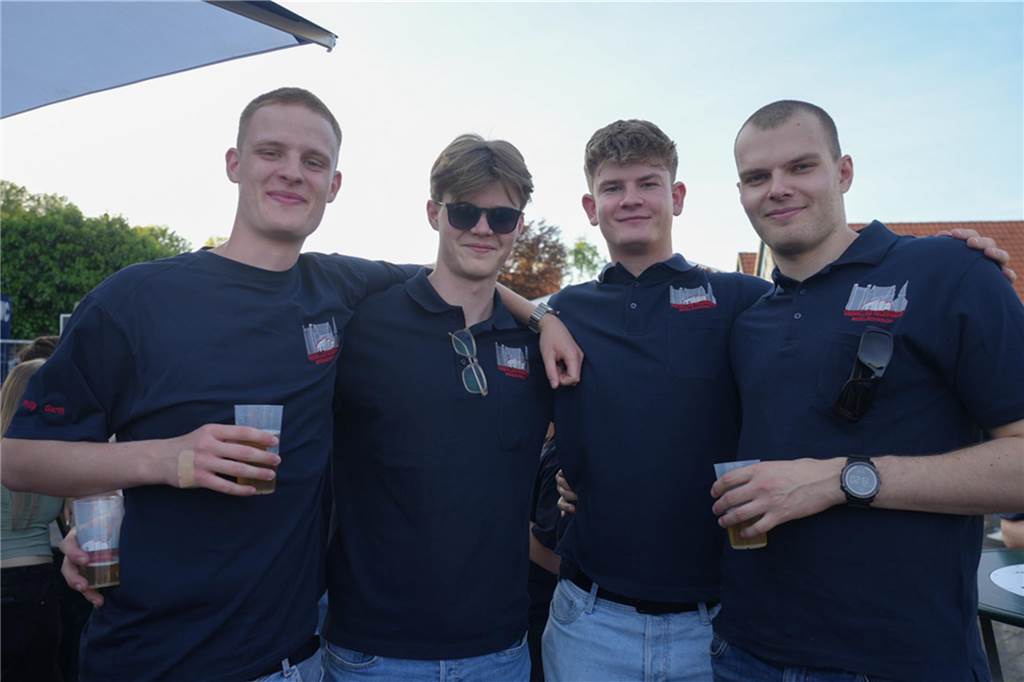 Menschen feiern den Tanz in den Mai bei der Feuerwehr in Dortmund-Bodelschwingh mit Musik, Essen und guter Stimmung.