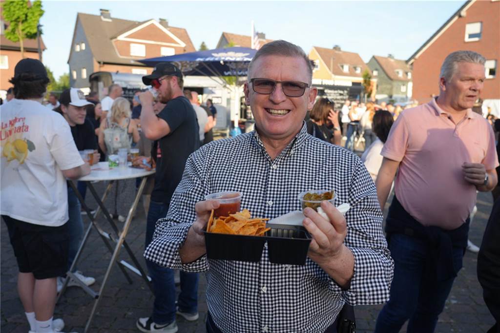 Menschen feiern den Tanz in den Mai bei der Feuerwehr in Dortmund-Bodelschwingh mit Musik, Essen und guter Stimmung.
