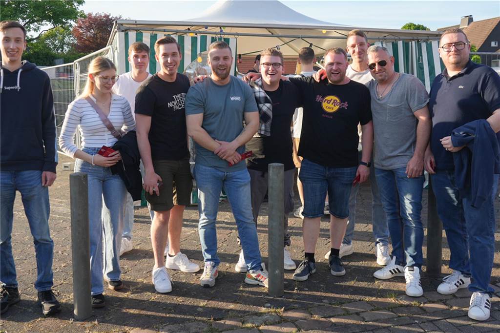 Menschen feiern den Tanz in den Mai bei der Feuerwehr in Dortmund-Bodelschwingh mit Musik, Essen und guter Stimmung.