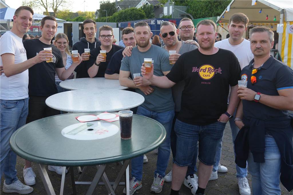 Menschen feiern den Tanz in den Mai bei der Feuerwehr in Dortmund-Bodelschwingh mit Musik, Essen und guter Stimmung.