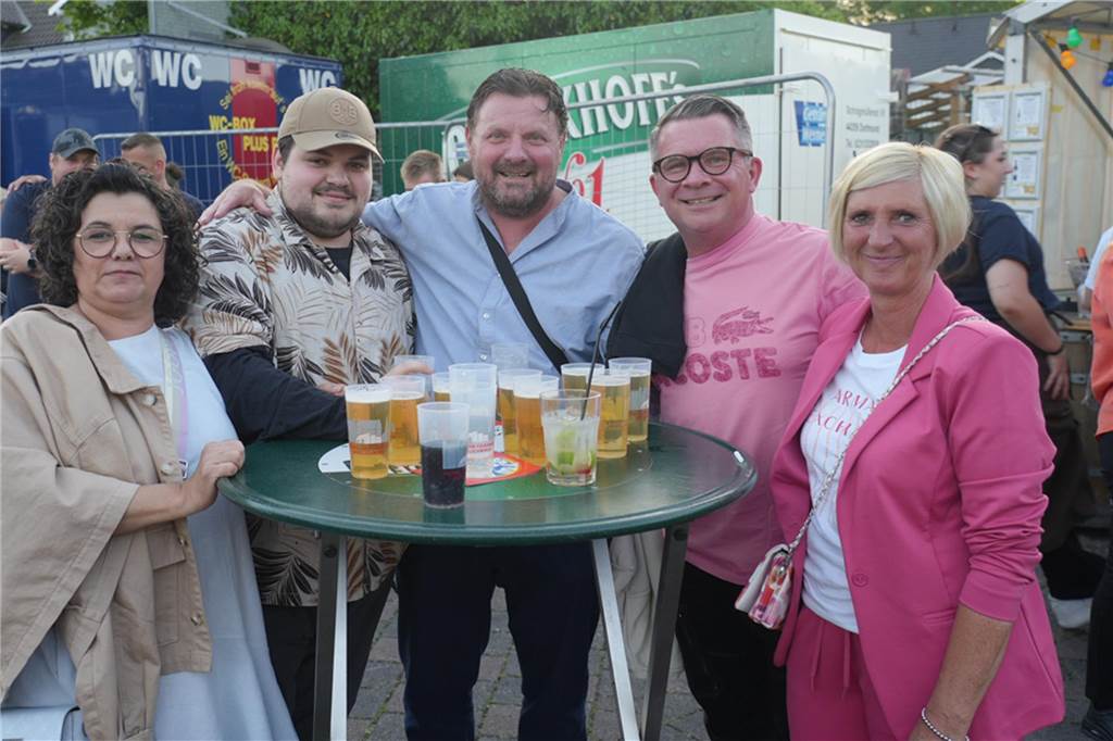 Menschen feiern den Tanz in den Mai bei der Feuerwehr in Dortmund-Bodelschwingh mit Musik, Essen und guter Stimmung.