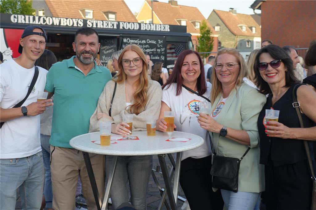 Menschen feiern den Tanz in den Mai bei der Feuerwehr in Dortmund-Bodelschwingh mit Musik, Essen und guter Stimmung.