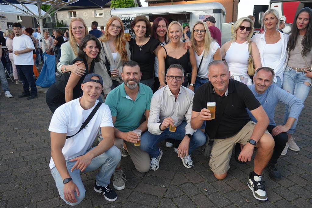 Menschen feiern den Tanz in den Mai bei der Feuerwehr in Dortmund-Bodelschwingh mit Musik, Essen und guter Stimmung.