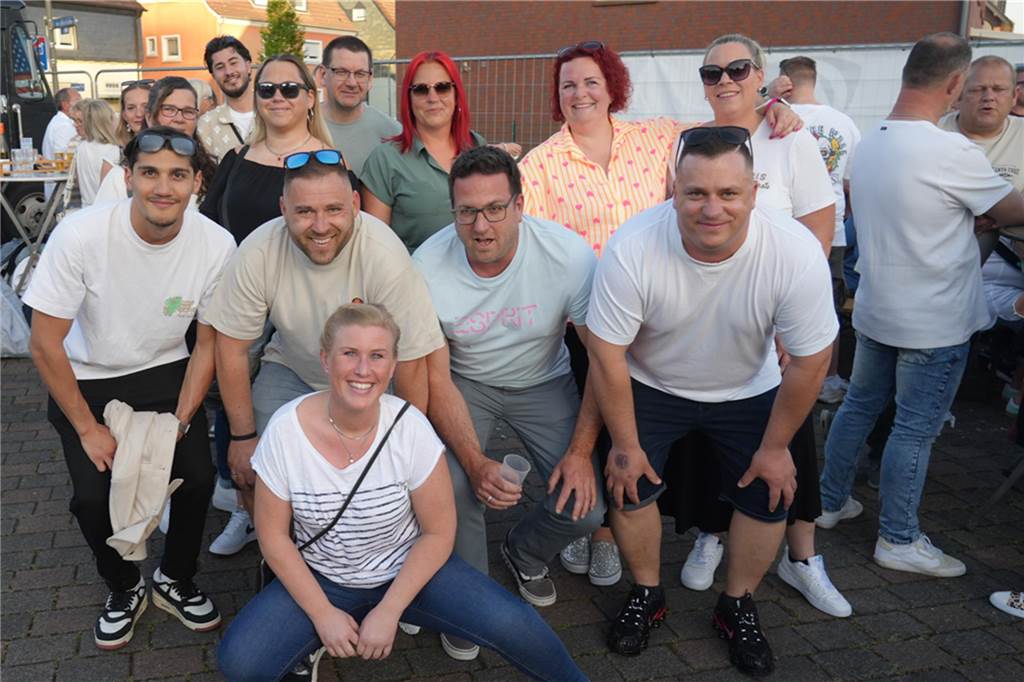 Menschen feiern den Tanz in den Mai bei der Feuerwehr in Dortmund-Bodelschwingh mit Musik, Essen und guter Stimmung.