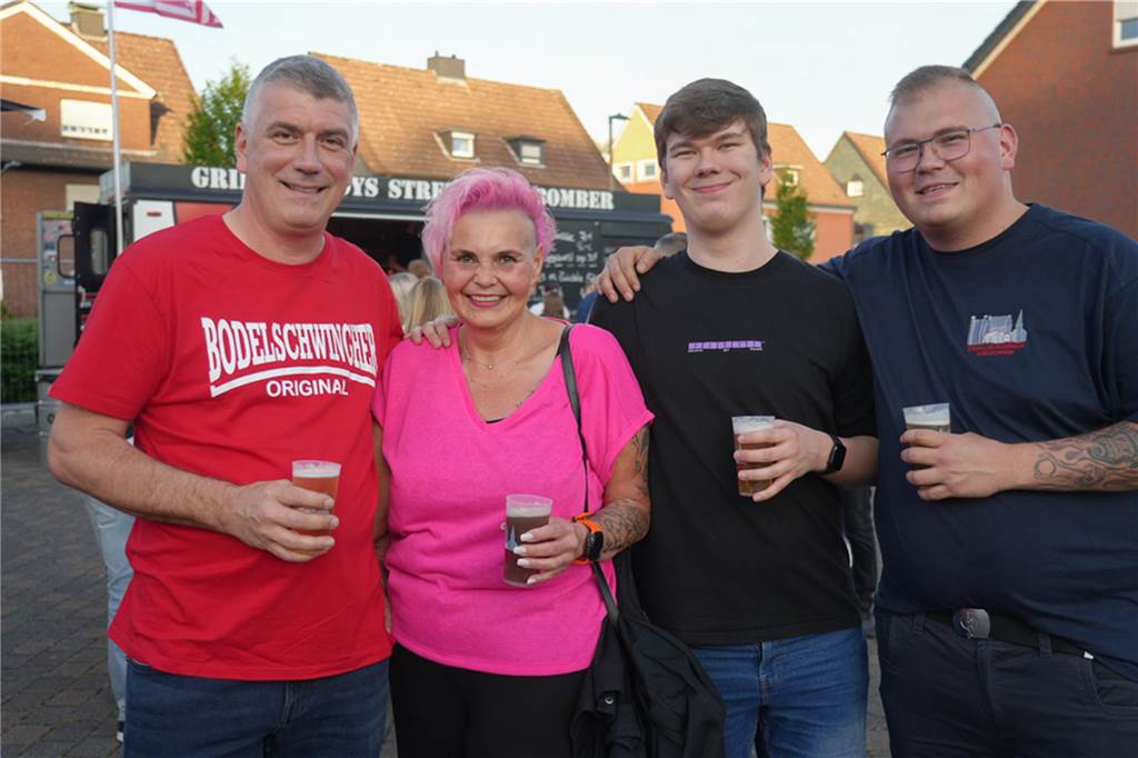 Menschen feiern den Tanz in den Mai bei der Feuerwehr in Dortmund-Bodelschwingh mit Musik, Essen und guter Stimmung.