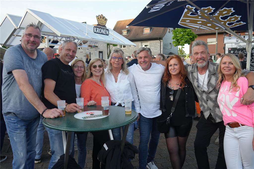 Menschen feiern den Tanz in den Mai bei der Feuerwehr in Dortmund-Bodelschwingh mit Musik, Essen und guter Stimmung.