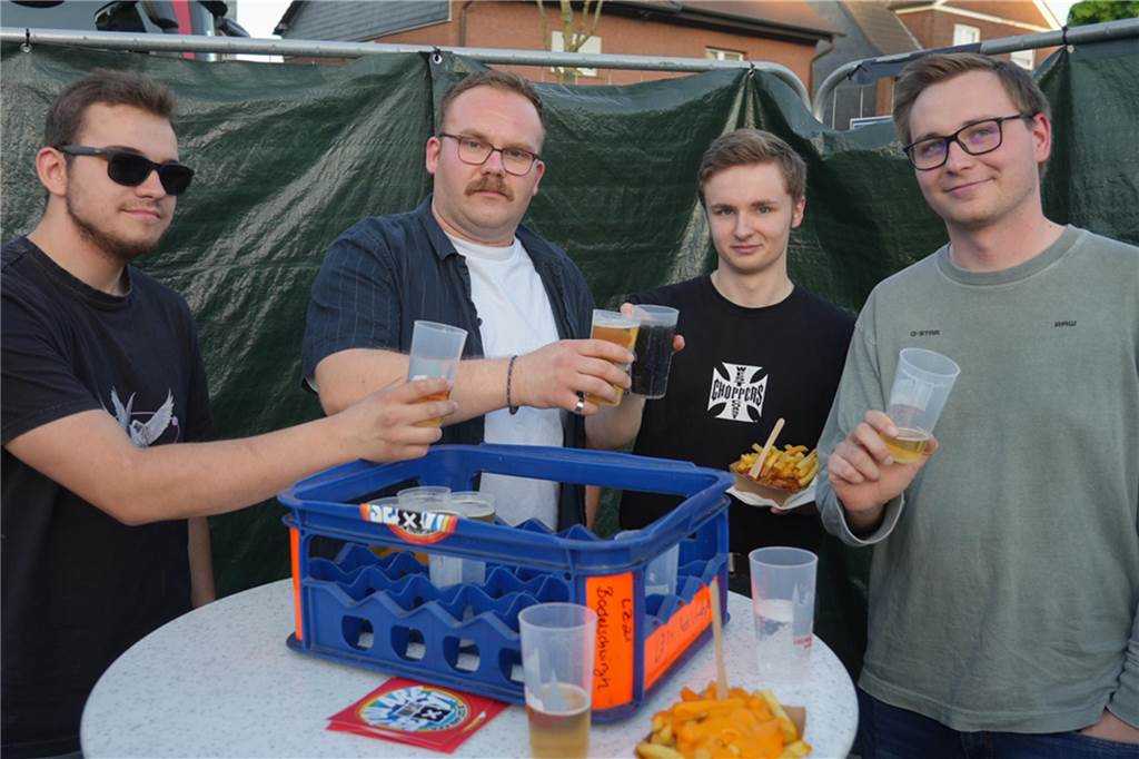Menschen feiern den Tanz in den Mai bei der Feuerwehr in Dortmund-Bodelschwingh mit Musik, Essen und guter Stimmung.