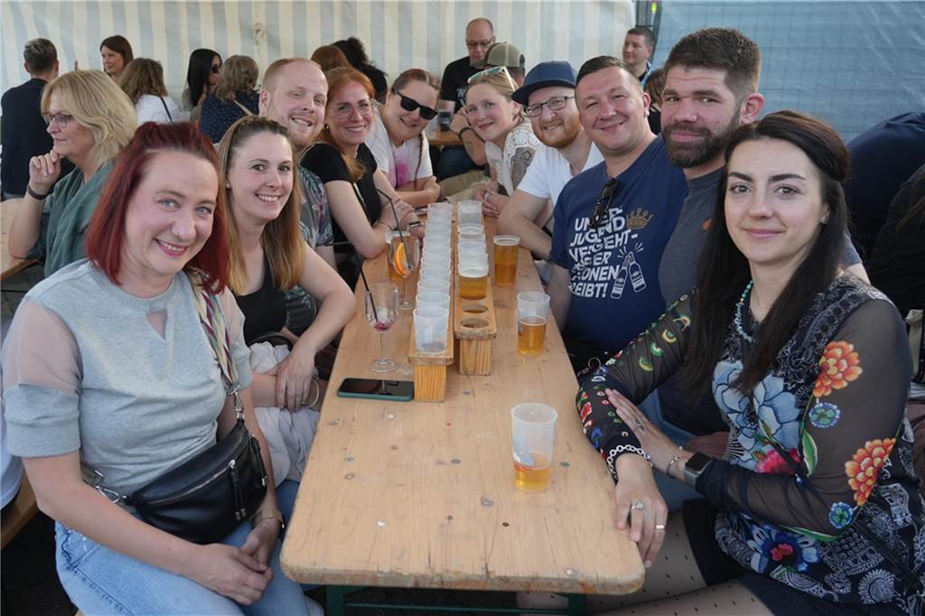 Menschen feiern den Tanz in den Mai bei der Feuerwehr in Dortmund-Bodelschwingh mit Musik, Essen und guter Stimmung.