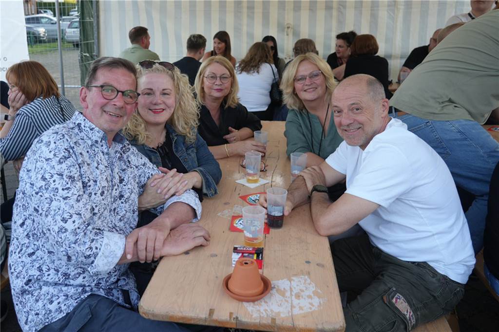 Menschen feiern den Tanz in den Mai bei der Feuerwehr in Dortmund-Bodelschwingh mit Musik, Essen und guter Stimmung.