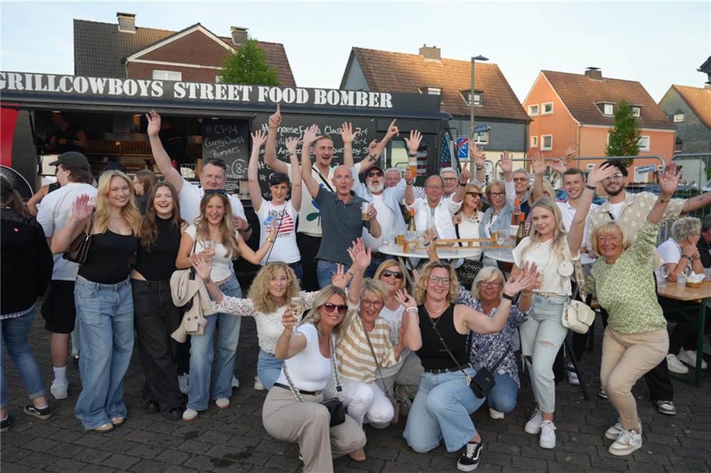 Menschen feiern den Tanz in den Mai bei der Feuerwehr in Dortmund-Bodelschwingh mit Musik, Essen und guter Stimmung.