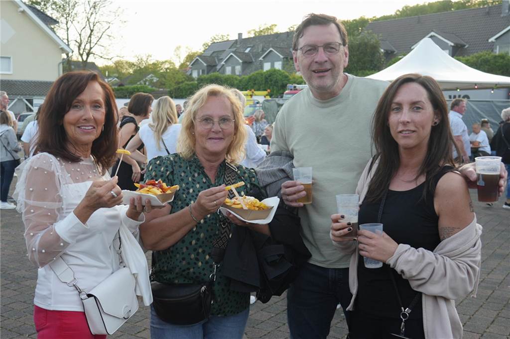 Menschen feiern den Tanz in den Mai bei der Feuerwehr in Dortmund-Bodelschwingh mit Musik, Essen und guter Stimmung.
