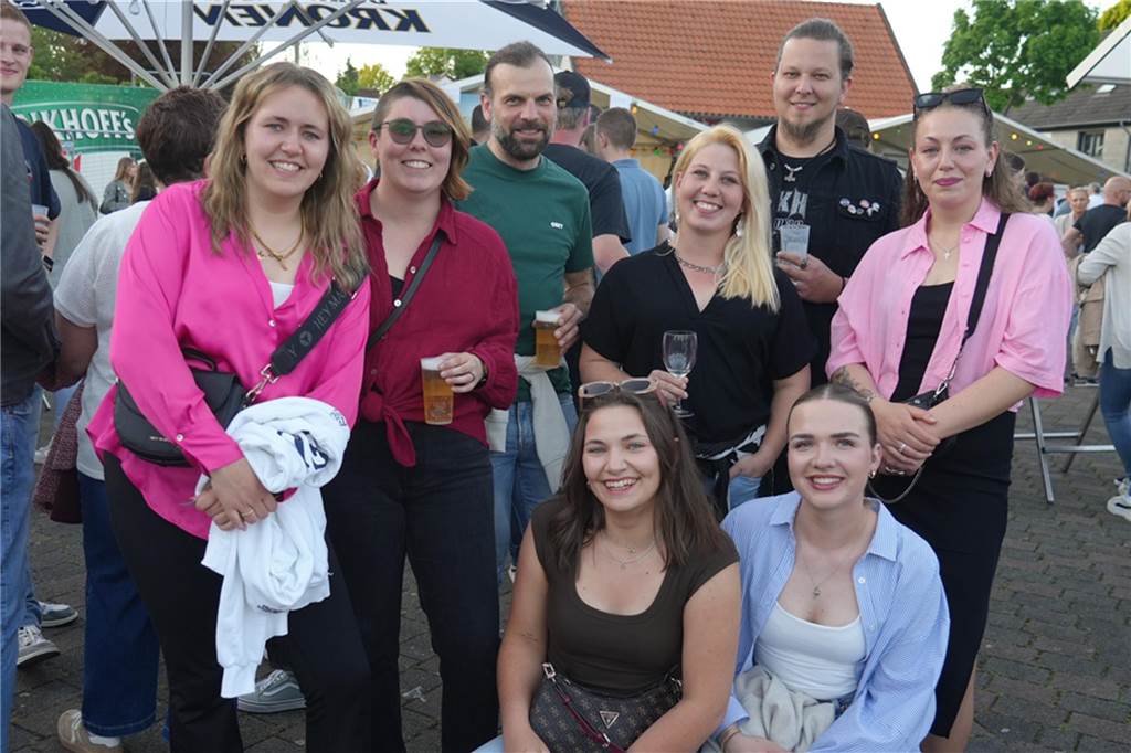 Menschen feiern den Tanz in den Mai bei der Feuerwehr in Dortmund-Bodelschwingh mit Musik, Essen und guter Stimmung.