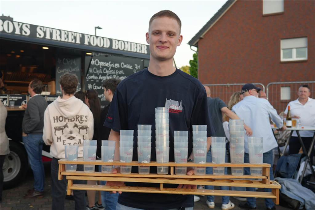 Menschen feiern den Tanz in den Mai bei der Feuerwehr in Dortmund-Bodelschwingh mit Musik, Essen und guter Stimmung.
